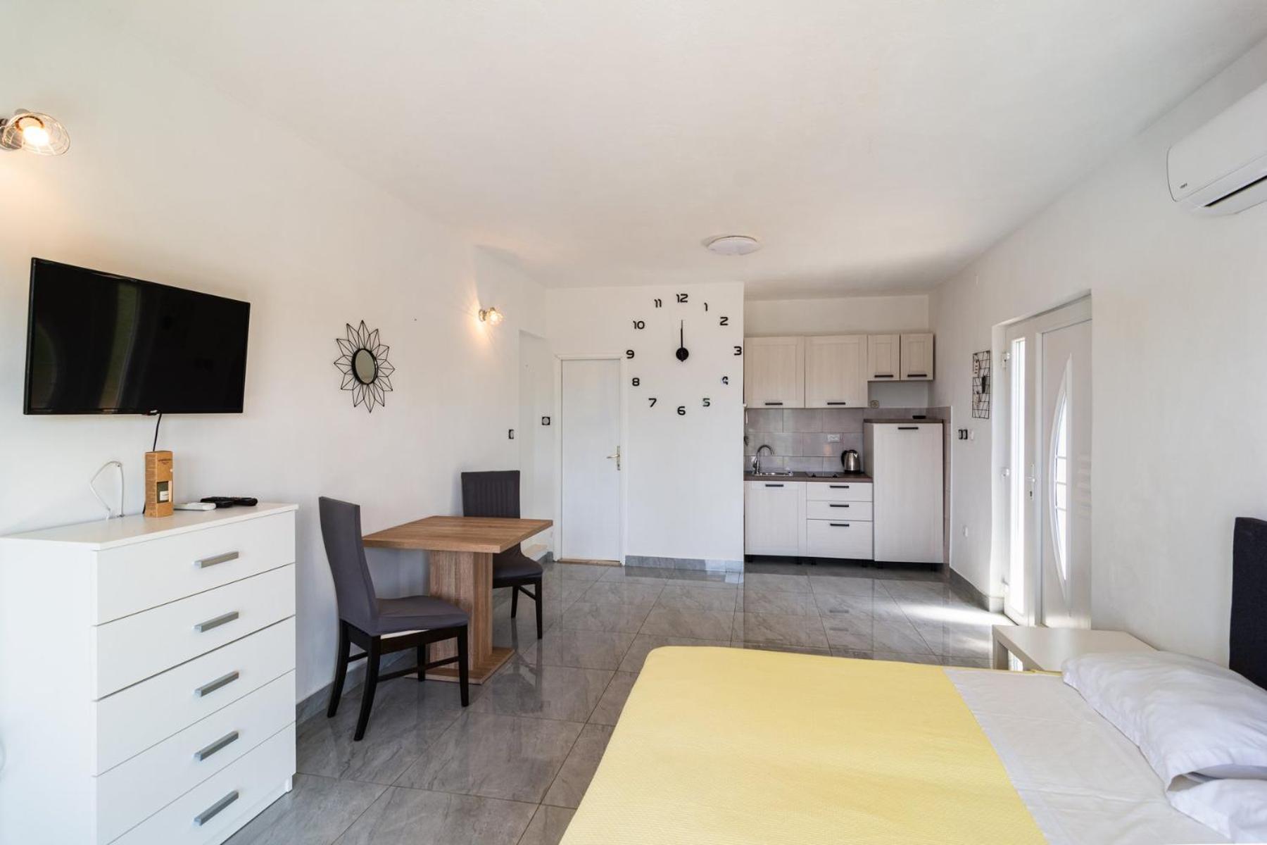 Sea-Views Brazza Apartments With Private Pool 밀나 외부 사진